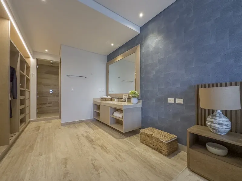 Vestidor y tocador de la recámara principal de Sole BLU, con clóset abierto de madera clara