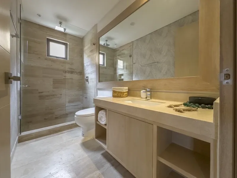 Baño completo de Sole BLU con ducha de cristal, doble lavabo y acabados tipo madera