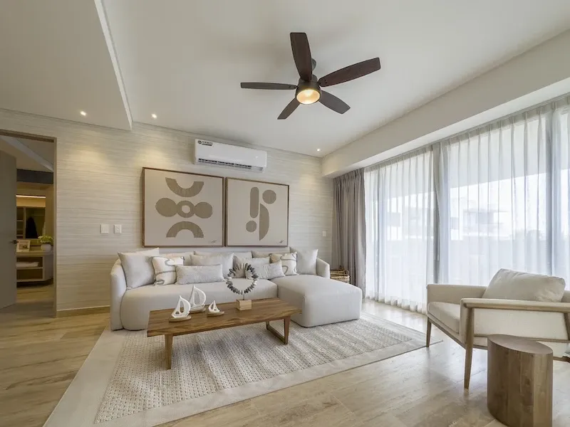 Sala de Sole BLU con sofás blancos, obra gráfica en pareja y cortinas hasta el suelo
