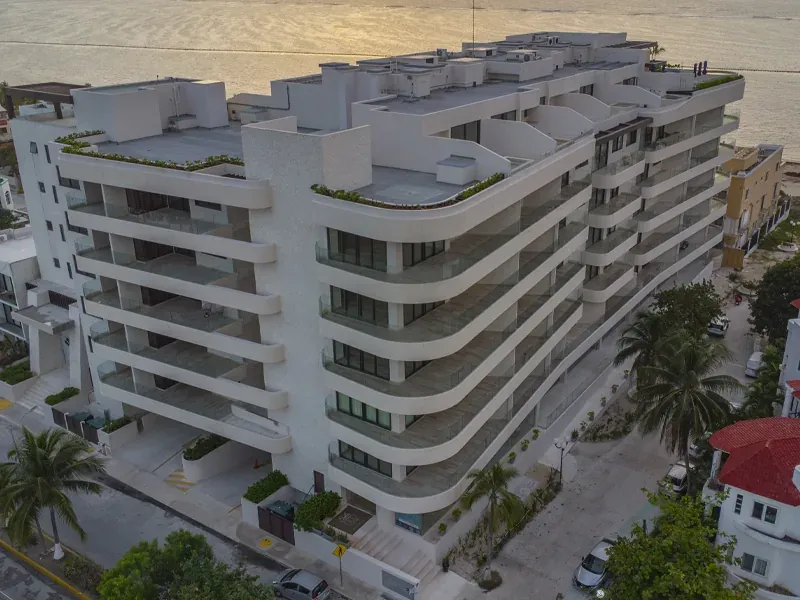 Fachada de Sole BLU al amanecer con vista al mar